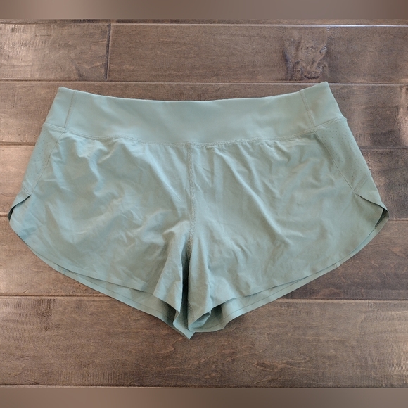 Athleta Pants - ATHLETA Women's green Run With It 3.5" shorts - XL